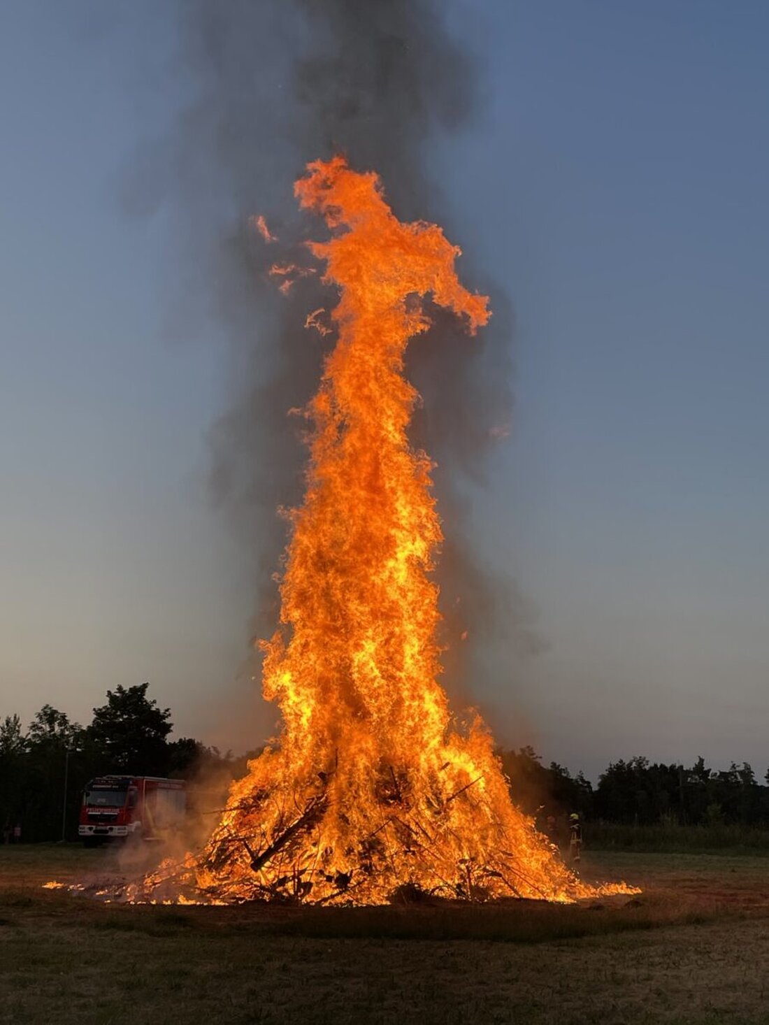 Eslarn. Die Kolpingsfamilie feierte am Atzmannsee eine stimmungsvolle Johannisfeier mit Gottesdienst, bester Bewirtung und kleinem, gesichertem Feuer um 22.07 Uhr. Viele Besucher genossen Gemeinschaft und Zuversicht.