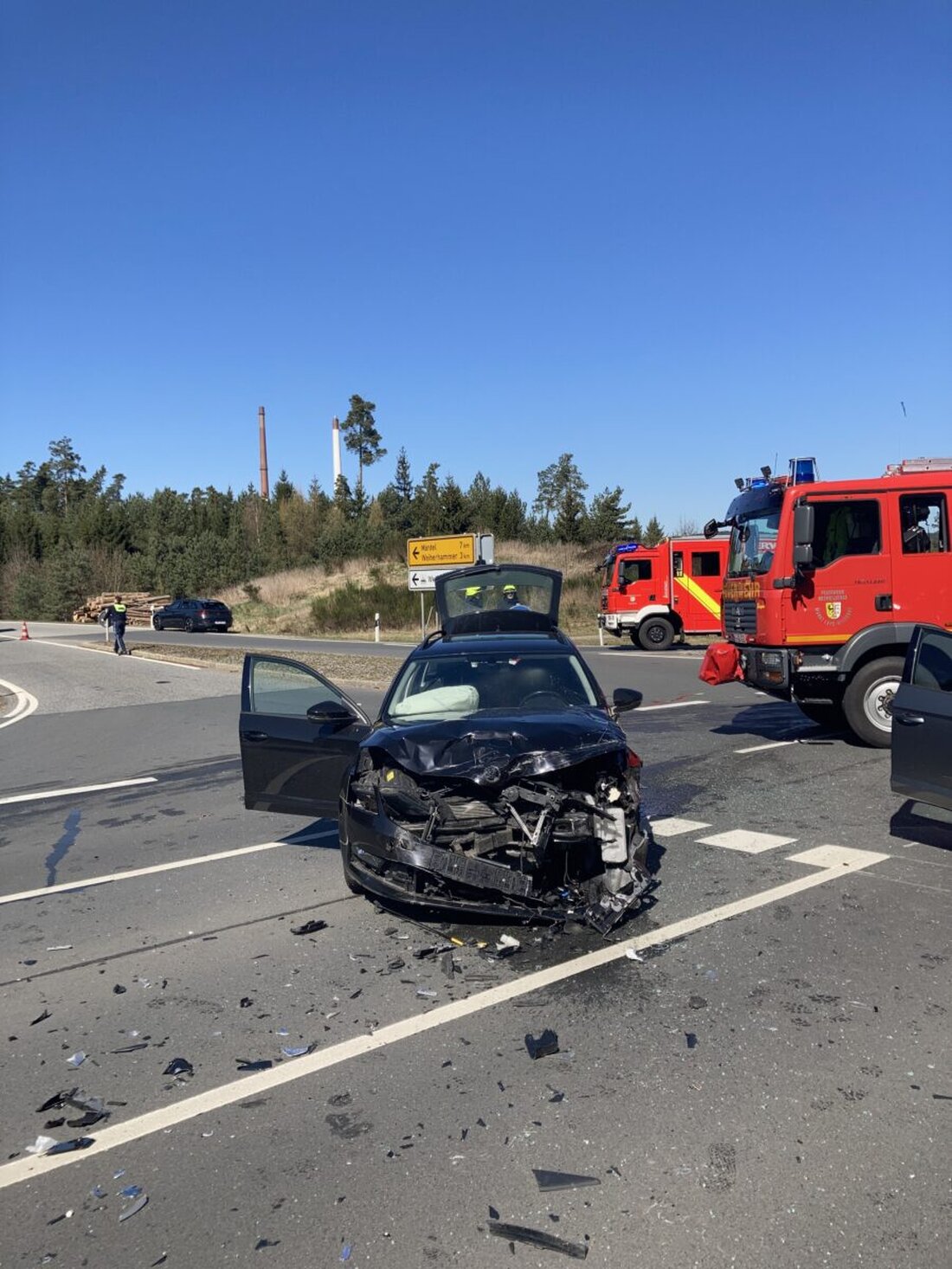Etzenricht. Nach Vorfahrtsmissachtung kam es zu einem schweren Verkehrsunfall, bei dem eine Frau schwerstverletzt wurde; der Gesamtschaden beträgt ca. 25.000 Euro.