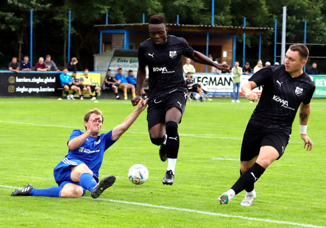 Etzenricht. Der SV Etzenricht tritt am Samstag um 16 Uhr auswärts gegen Aufstiegskandidaten SV Schwandorf-Ettmannsdorf an, aktuell auf Rang 4, während Etzenricht mit 4 Punkten Platz 16 belegt. Trotz der Außenseiterrolle zielt Trainer Andy Wendl darauf ab, die starke Offensive der Gastgeber zu bremsen und selbst effizient zu agieren.