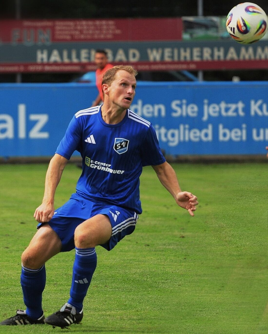Teisbach. Etzenricht holt mit starker Defensive und viel Wille den Auswärtssieg beim FC Teisbach. Torjäger Martin Pasieka trifft vor der Pause und spät erneut, während Spielertrainer Andy Wendl verletzt raus muss.