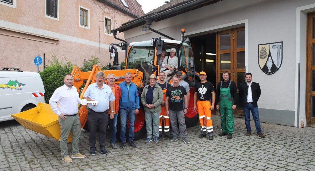 Etzenricht. Der Bauhof freut sich über einen neuen Fendt 312 Traktor für 150.000 Euro, der mit 125 PS und hoher Bedienfreundlichkeit den Winterdienst optimieren soll. Der Traktor ersetzt ein 17 Jahre altes Modell und wurde bei einer feierlichen Übergabe von BAYWA Vertretern übergeben.