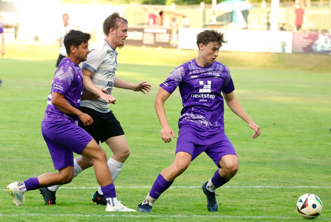 Etzenricht. Der SV Etzenricht bereitet sich mit einem Testspiel gegen den FC Amberg am Dienstag um 19 Uhr auf den Ligawiedereinstieg vor. FC Amberg kämpft nach einem Abstieg mit Trainerwechseln und Neuzugängen für die Bezirksliga.
