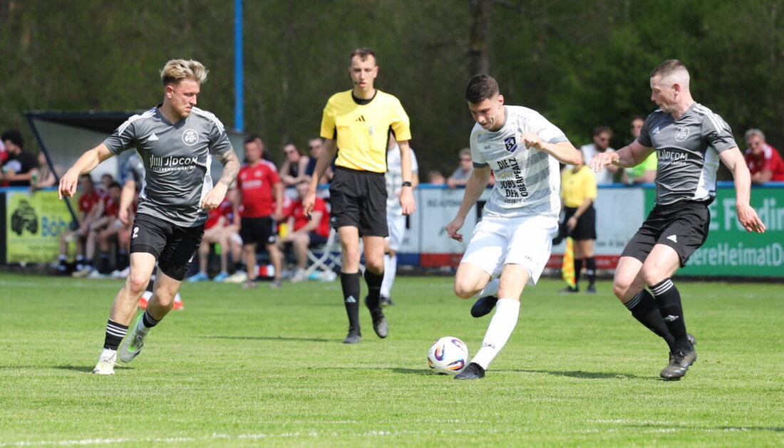 Etzenricht. SV Etzenricht gewinnt mit 4:0 gegen SV TuS/DJK Grafenwöhr den Totocup im Fußballkreis Amberg-Weiden. Das Team sicherte sich den Sieg vor 380 Zuschauern mit Toren von Wexlberger, Scheler, Pasieka und Bock.