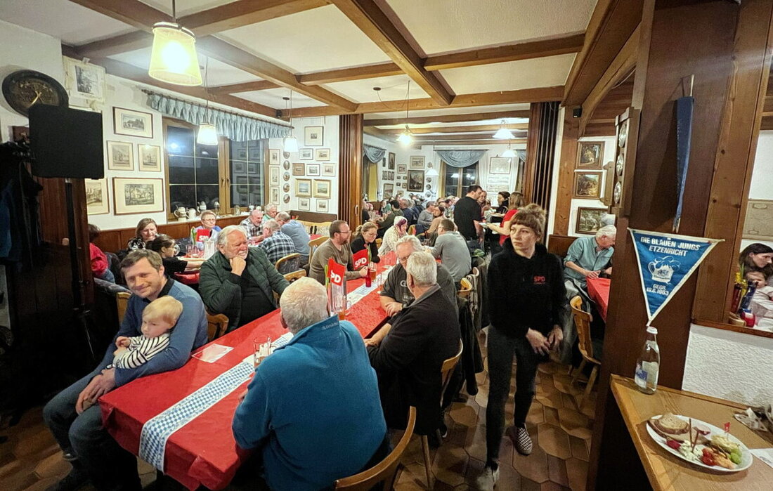 Etzenricht. Das Gasthaus Hermann füllte sich schnell zum „Etzenrichter Abend“ des SPD-Ortsvereins, wo bayerische Spezialitäten und das „Schellenberg-Duo“ großen Anklang fanden.
