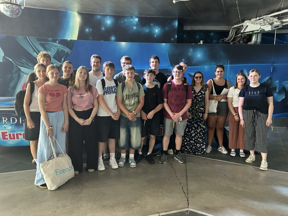 Etzenricht. 17 Jugendliche aus Etzenricht besuchten die Therme in Erding für Spaß im Wasser und beendeten den Tag mit einem Abendessen. Der Trip ist Teil regelmäßiger Aktivitäten, einschließlich Fahrten nach Algund und gemeinsamen Treffen im Dorf.