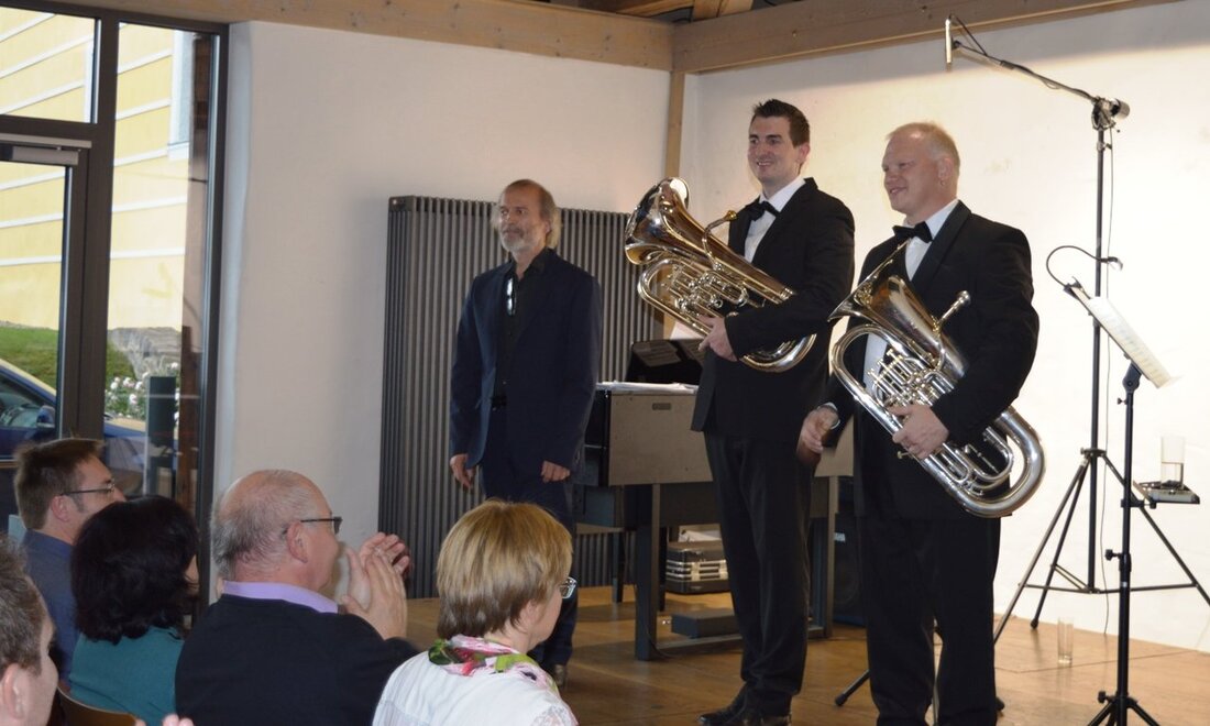 Parkstein. Ein Konzert der ganz besonderen Art erlebten die 100 Besucher im voll besetzten Steinstadl in Parkstein: “Euphonium Meets Piano”. Das Euphonium (griechisch für ‘wohlklingend’) ist ein tiefes Blechblasinstrument aus der [&hellip;]