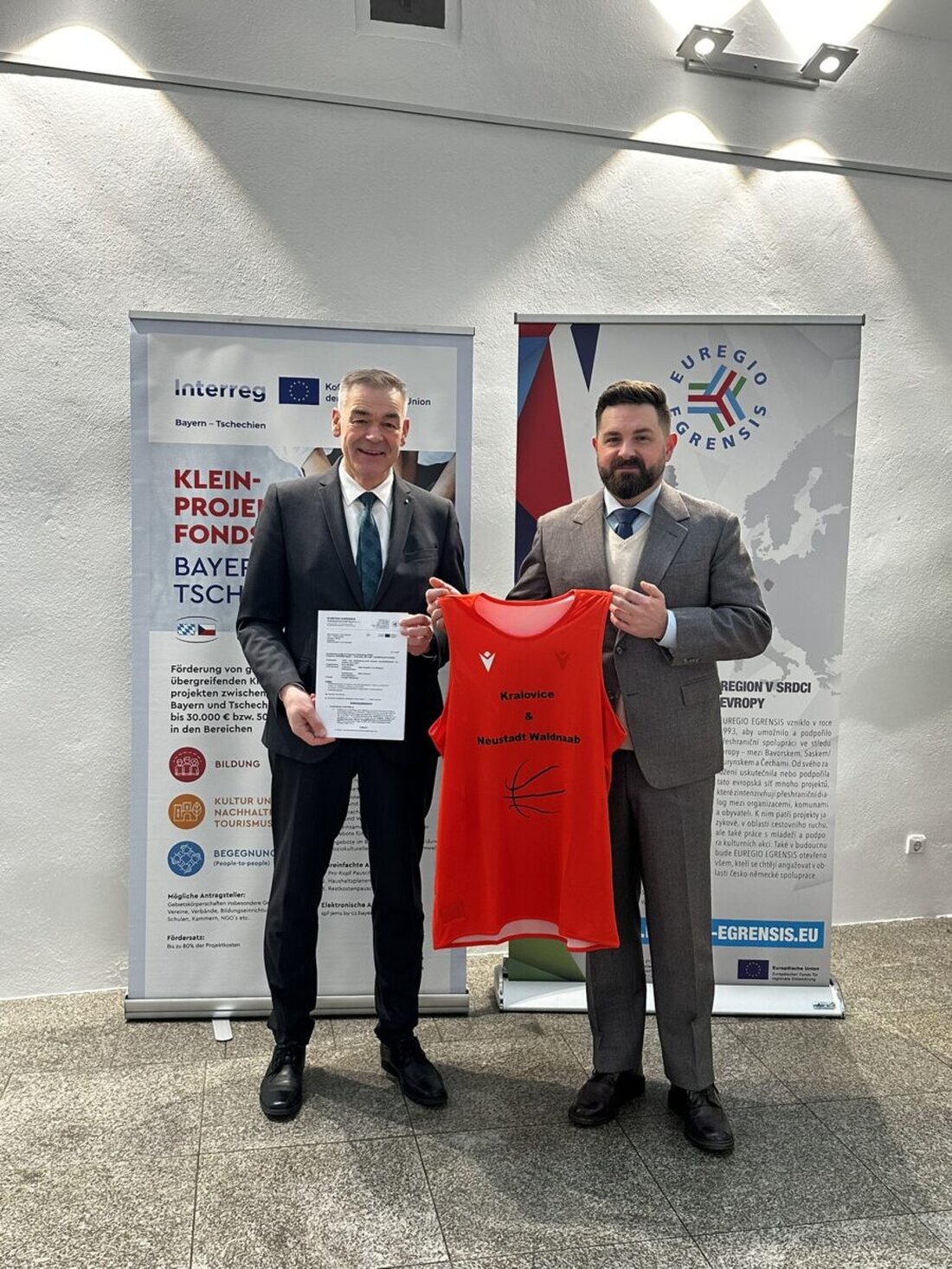 Neustadt/WN. Ein Förderbescheid aus dem Kleinprojektefonds des INTERREG-Programms Bayern–Tschechien beflügelt die wachsende Partnerschaft mit Kralovice. Besonders der Sport verbindet, erste gemeinsame Basketball-Aktionen laufen.