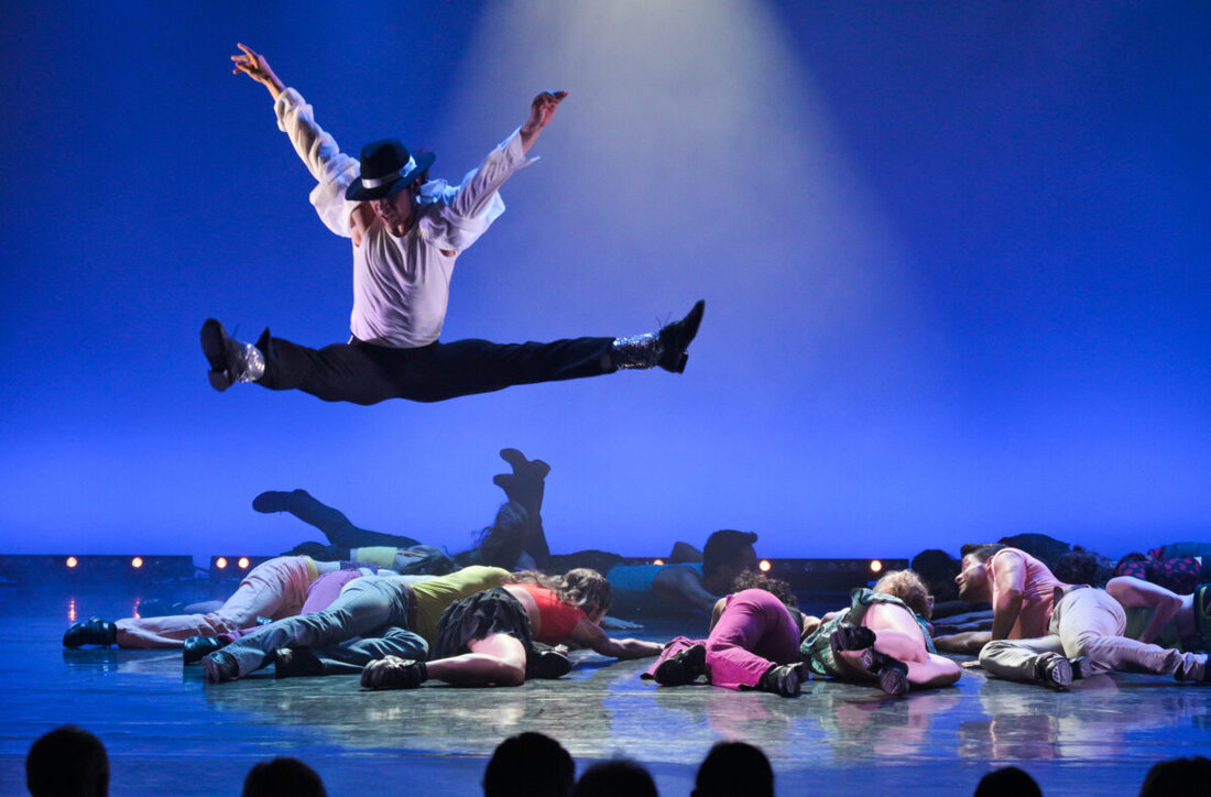 Amberg. Am 15. Januar 2026 gastiert das Europa Ballett St. Pölten mit „Moonwalk – The King of Pop“, einem Michael-Jackson-Ballett, um 19.30 Uhr im Stadttheater. Eine Werkeinführung beginnt bereits um 18.45 Uhr.