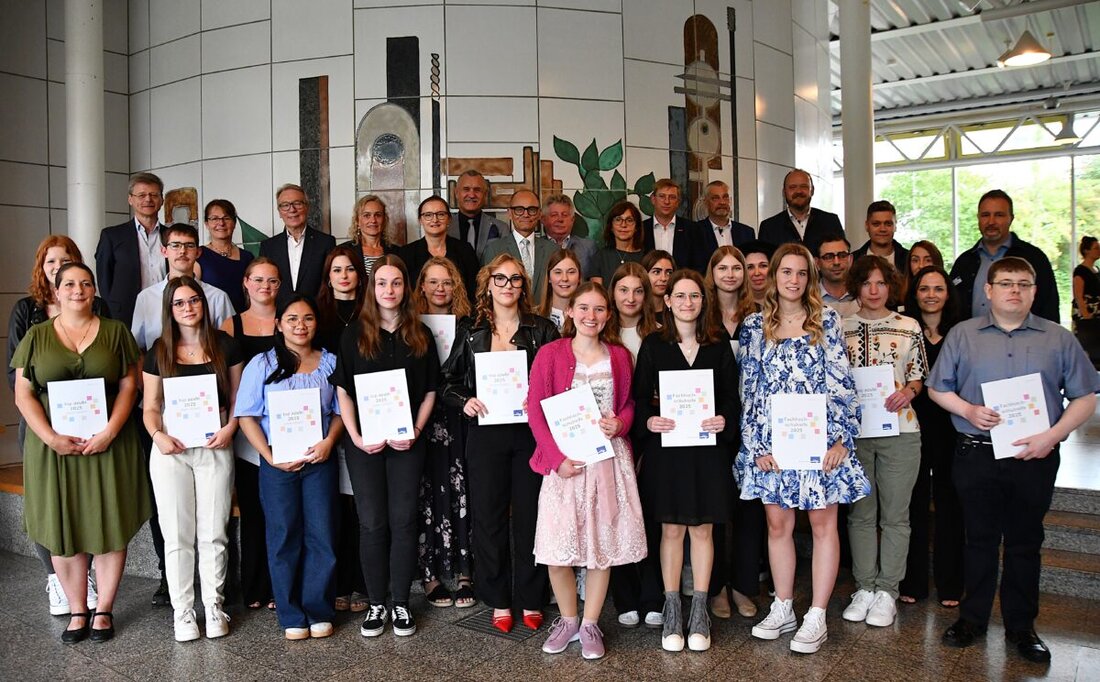 Weiden. Bei einer Feier ehrt die Europa-Berufsschule ihre besten Absolventen und Ausbilder als Botschafter des dualen Ausbildungssystems in Deutschland. Musikalisch umrahmt wurde die Ehrung von den Pirker Blechfröschen.