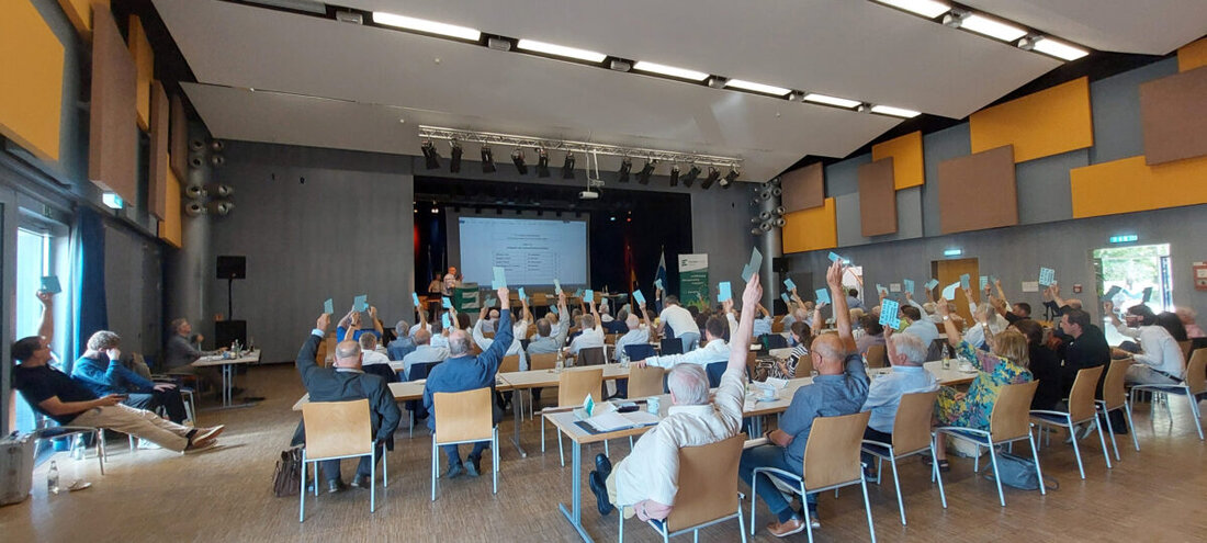 Amberg. Die 74. Landesversammlung der Europa-Union Bayern setzte mit Neuwahlen und Diskussionen über Europas Zukunft Zeichen. Inhalte wie Schengenfreiheit und europäische Verteidigung wurden in Acht Resolutionen behandelt.