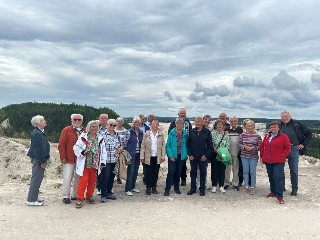 Amberg-Sulzbach. Die Europa-Union Amberg-Sulzbach erkundete Hirschau und Schnaittenbach, dabei entdeckten sie das private Kaffeekannenmuseum und betrachteten die Kaolingruben. Highlight war die Geschichte, wie Elvis Presley 1960 in Hirschau den Militärverkehr regelte.