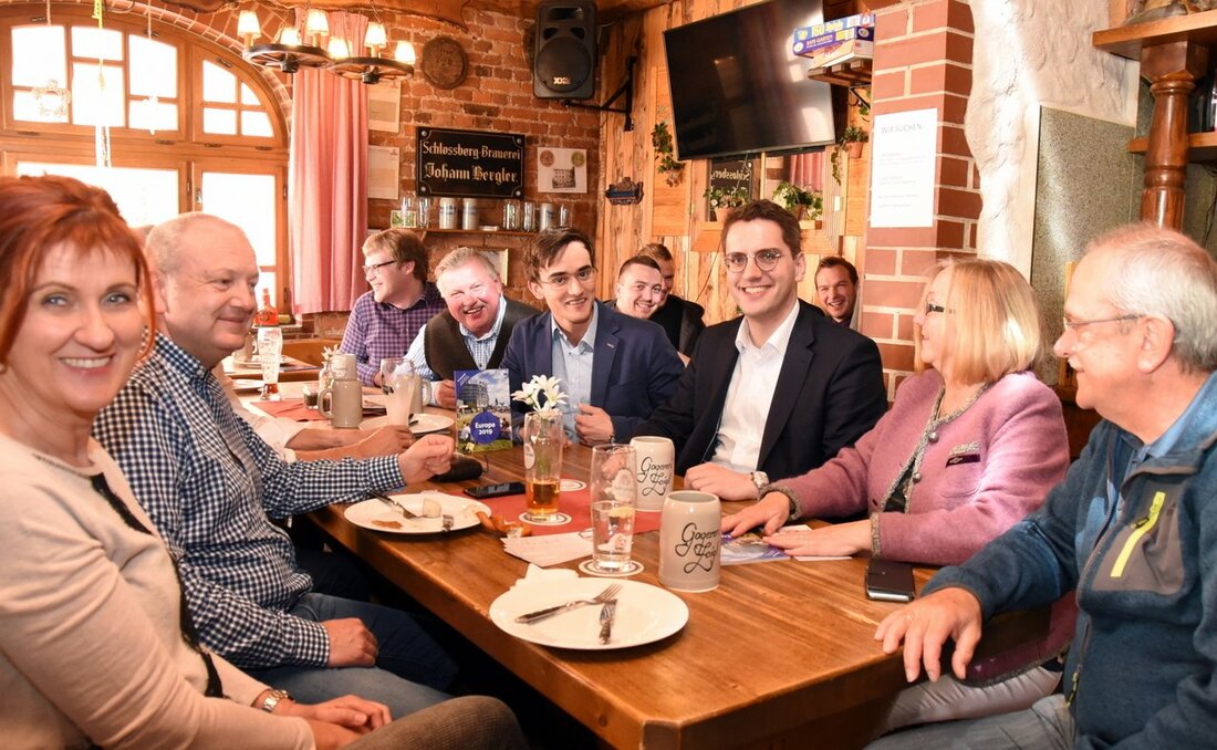 Floß. „Dieses Europa hat in den letzten Jahrzehnten auch ziemlich viel richtig gemacht“, sagte Christian Doleschal bei der Europäischen Mittagspause in der Zoiglstube „Zum Gogerer“. Der JU Kreisverband Neustadt/WN und [&hellip;]