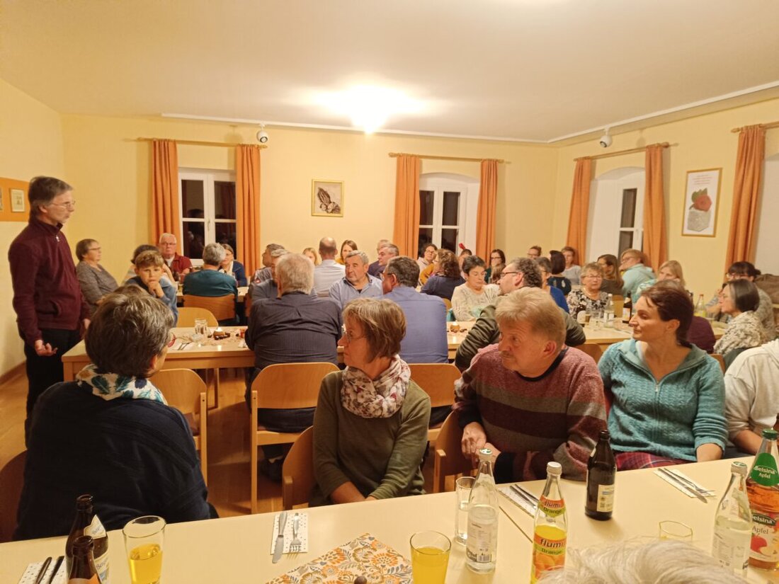 Mantel. Rund 60 Menschen kamen am Freitag, 17. Oktober, zum Helferdank der evangelischen Kirchengemeinde. Die Feier findet alle drei Jahre statt. Pfarrer Andreas J. Ruhs dankte den Ehrenamtlichen bei Grillgerichten, Salaten und Nachspeisen.
