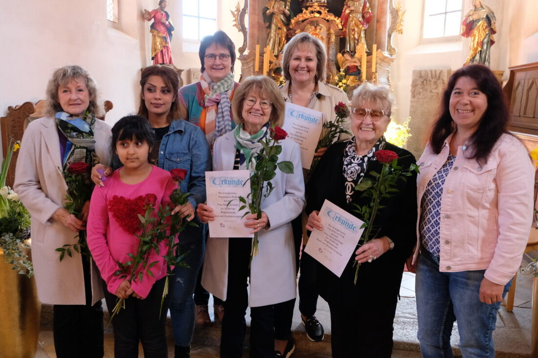 Floß. Evangelischer Frauenbund in Floß zählt 153 Mitglieder von 32 bis 96 Jahren und spendete 850 Euro an den Diakonieverein. Geehrt wurden Mitglieder für langjährige Treue und neue Mitglieder aufgenommen.