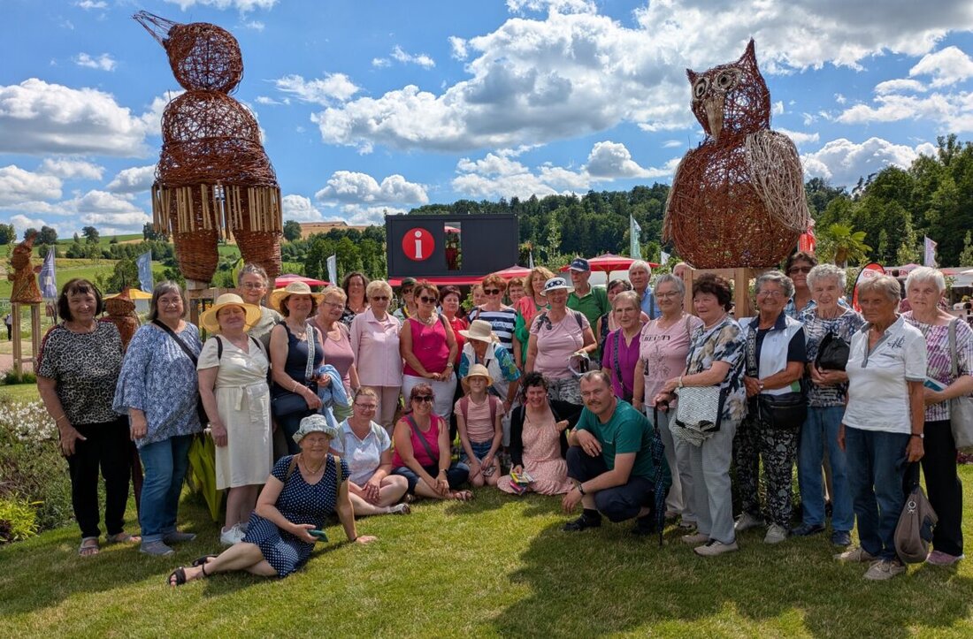 Furth im Wald/Floß. Der Evangelische Frauenbund Floß besuchte mit Gästen unter dem Motto „Sagenhaft viel erleben“ die Landesgartenschau, wo sie kulturelle Darbietungen und Natur genossen.