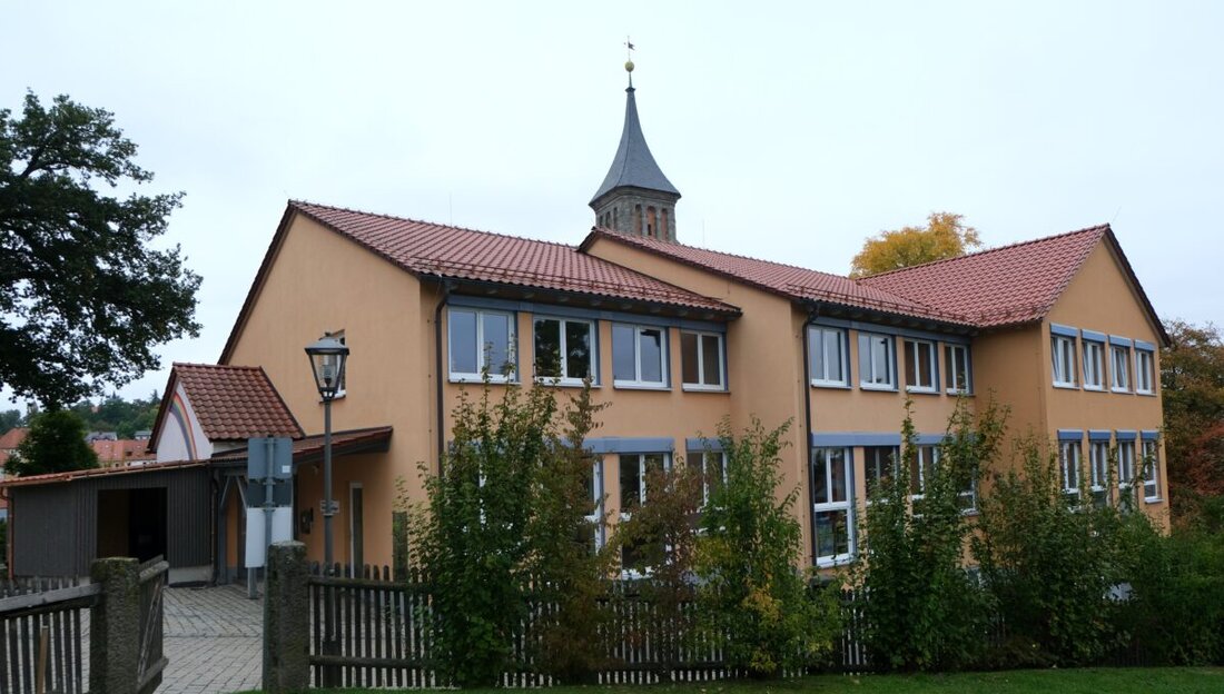 Floß. Ganz heimlich, still und leise, von den betroffenen Kindern und den Kinderbetreuerinnen aber hoch erfreut, vollzog sich in diesen Tagen der Bezug des sanierten und erweiterten Gebäudes der Kindertagesstätte „Unterm Regenbogen“.