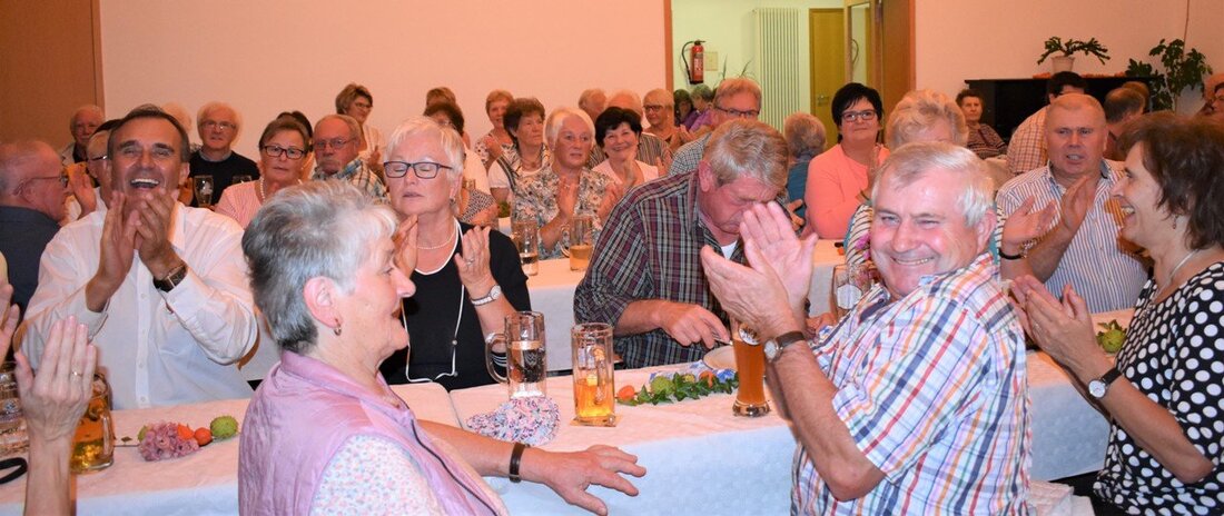 Grafenwöhr. Wenn es herbstlich wird, geht es im evangelischen Gemeindehaus musikalisch und lustig zu. Zum 4. Mal hieß es dort: “Aafgspuit wird”. Von Renate Gradl  Die Evangelische Gemeinde Grafenwöhr/Pressath und [&hellip;]