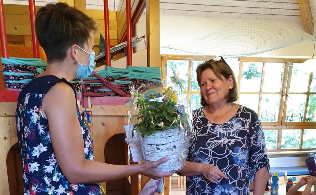 Leuchtenberg. Erzieherin Edeltraud bekommt zu ihrem Abschied aus dem Kindergarten noch einmal viel geschenkt – besonders freut sie sich über liebe Worte, Dank und ein für sie komponiertes Lied.  Von [&hellip;]