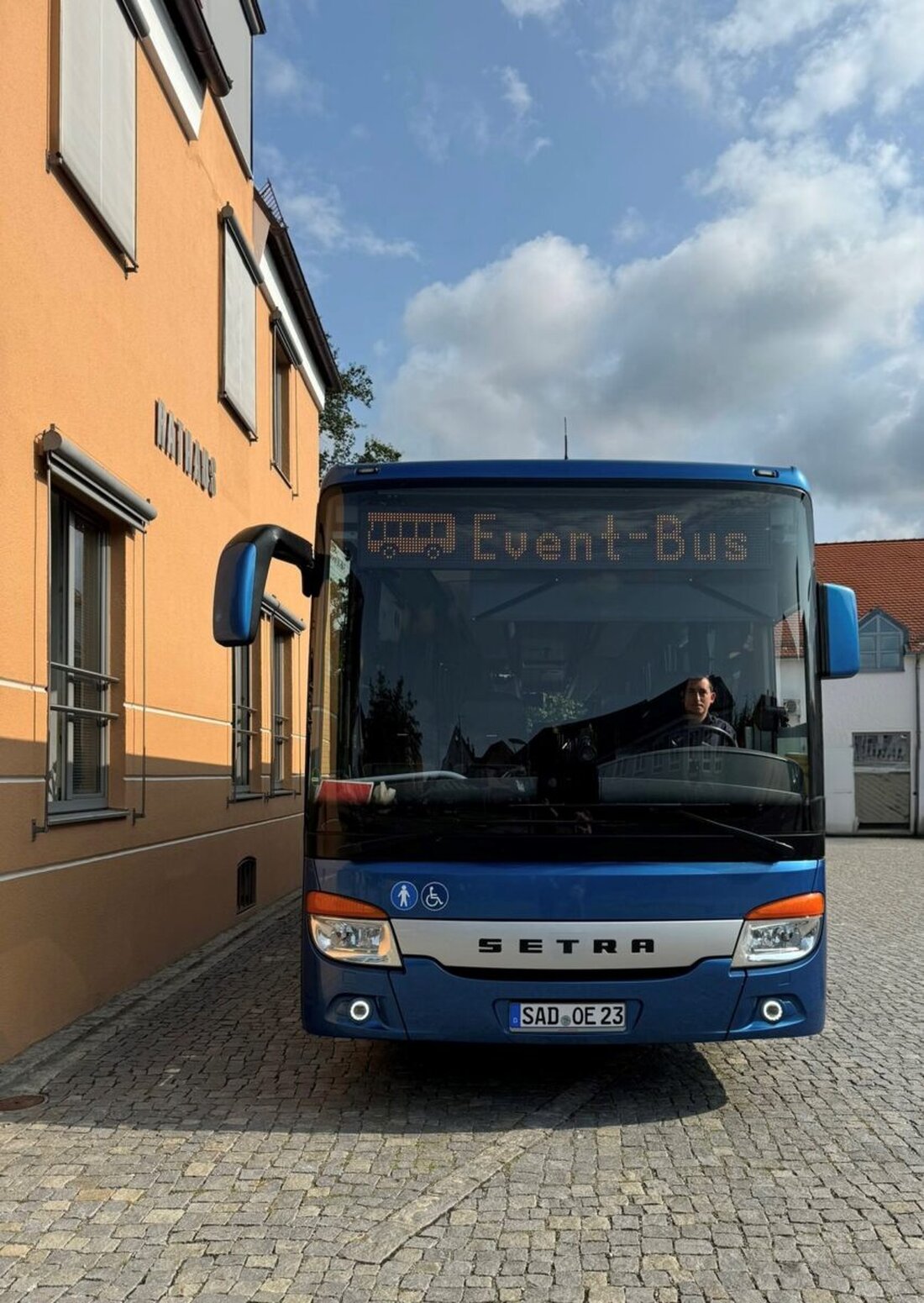 Städtedreieck. Das neue Projekt, der Event-Bus, wurde zum Teublitzer Bürgerfest eingeführt und transportierte Bürger kostenlos, womit es große Begeisterung auslöste. Nach erfolgreichem Start und positivem Feedback plant der Zweckverband Städtedreieck weitere Fahrten für 2025.