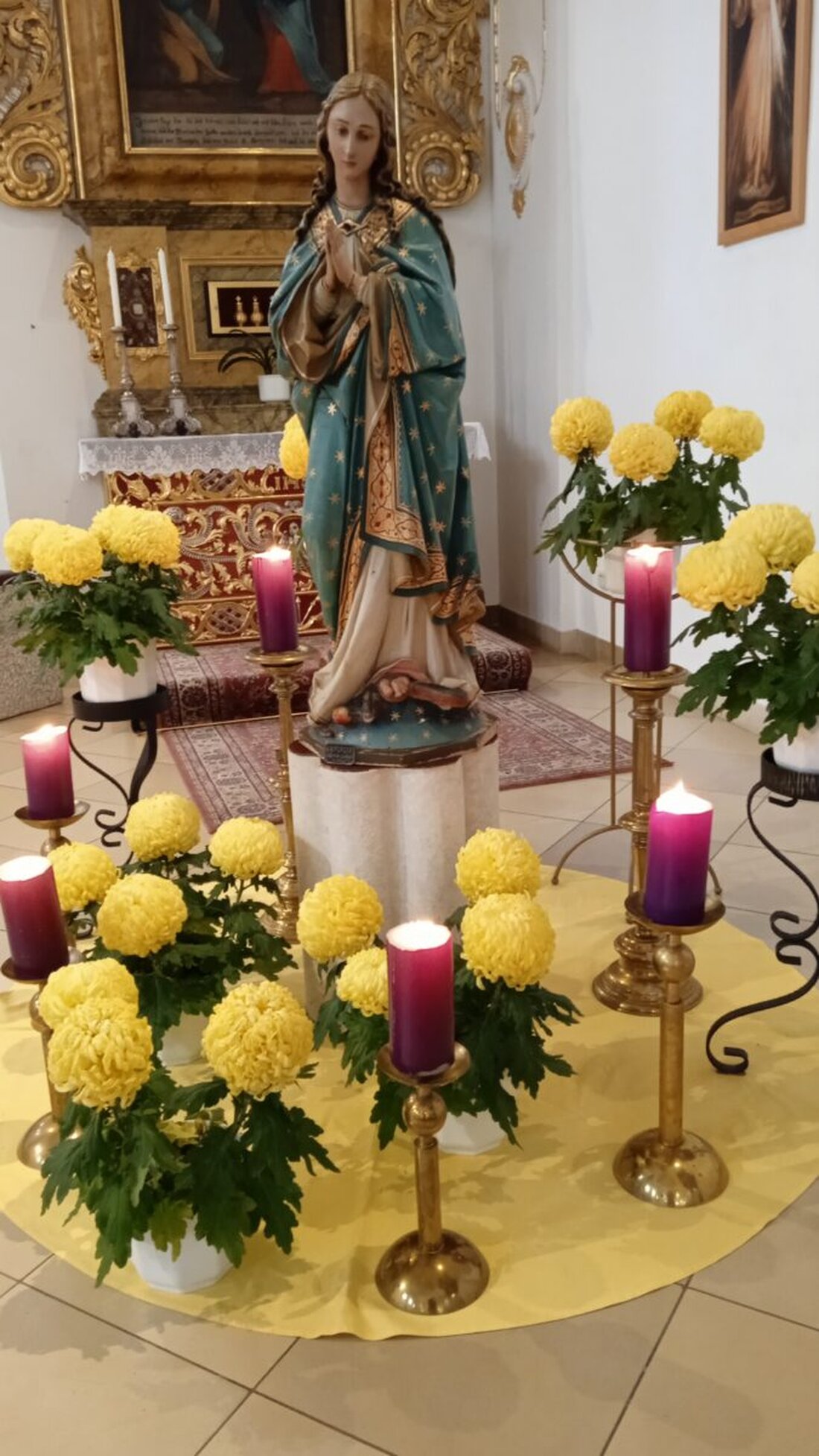 Floß. In der Pfarrkirche St. Johannes der Täufer gestalteten Männerverein und Frauenbund eine eindrucksvolle Ewige Anbetung. Texte, Gebete und Lieder berührten; das Frauentragen mit 23 Familien endet am 24. Dezember.