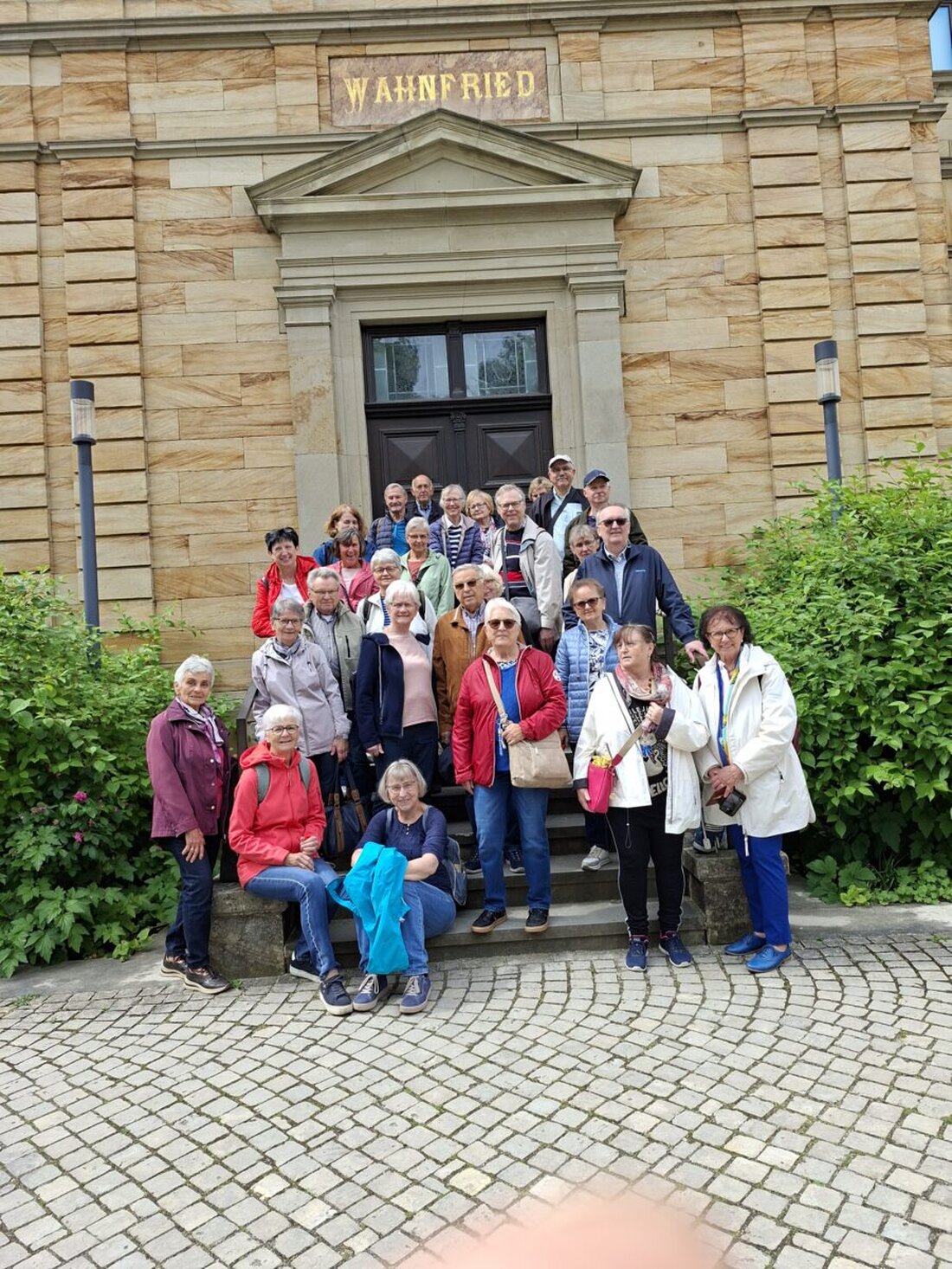 Weiherhammer. Die KAB Weiherhammer war auf Kultur- und Entdeckungstour in Bayreuth unterwegs und erkundete das Neue Schloss, Haus Wahnfried sowie die Stadt- und Schlosskirche. Höhepunkt war eine exklusive Führung im UNESCO-Opernhaus.