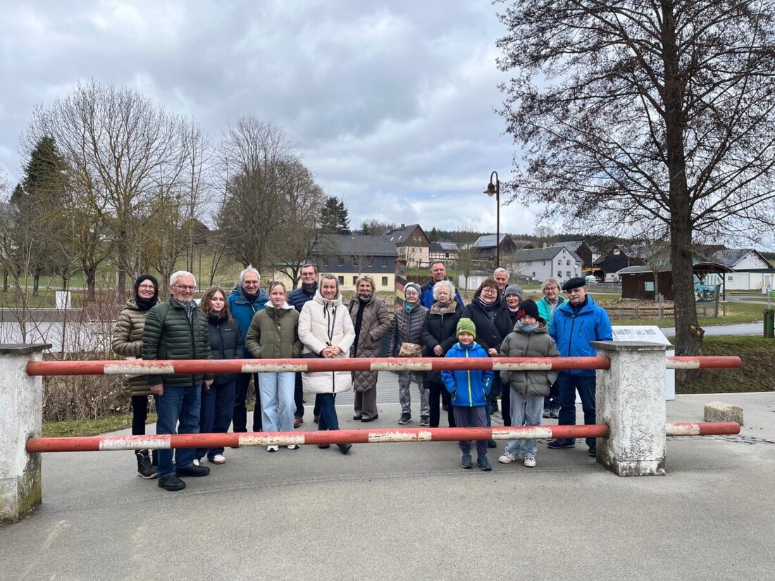 Neustadt/WN. Der BLLV-Kreisverband lud in den Osterferien zu einer Exkursion ins Museumsdorf Mödlareuth an die bayerisch-thüringische Grenze ein. Die Teilnehmer erlebten Teilung, Grenzanlagen und Fluchtgeschichten hautnah.