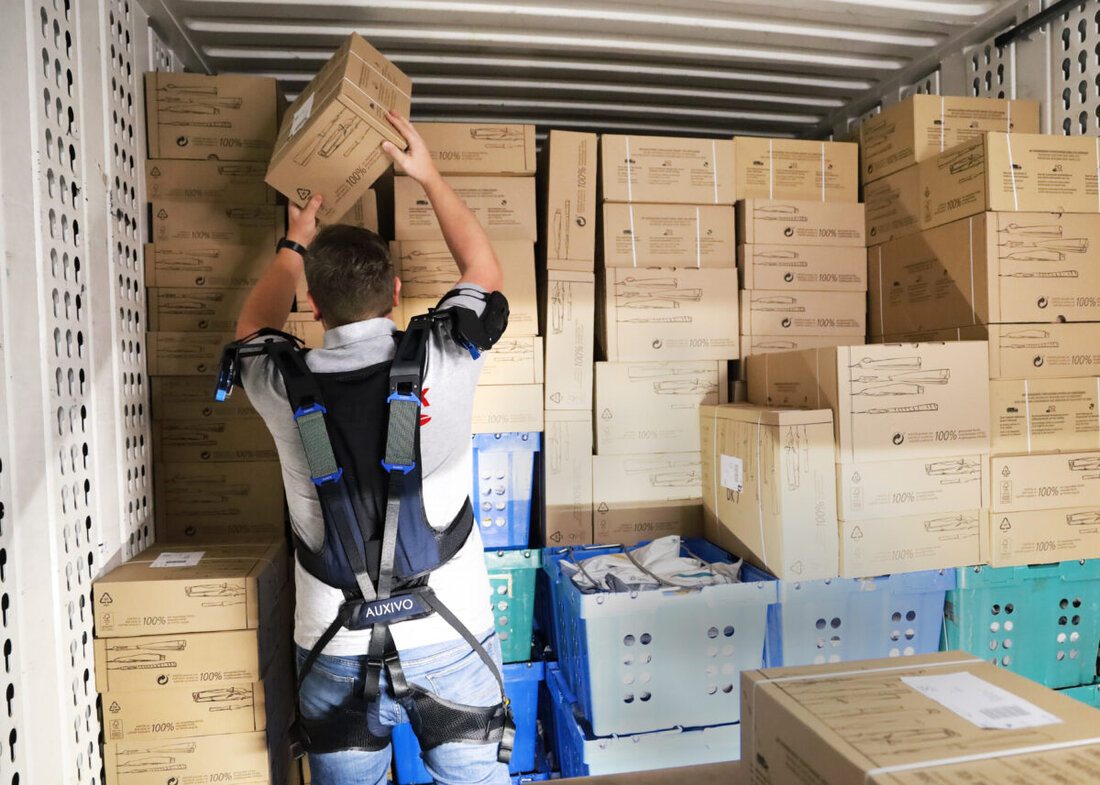 Weiden. Die Witt-Gruppe testet vier Exoskelette zur Unterstützung ihrer Logistikmitarbeiter beim Heben schwerer Lasten. Dies soll Rücken-, Hüft- und Schultermuskulatur entlasten und stößt auf positives Feedback.