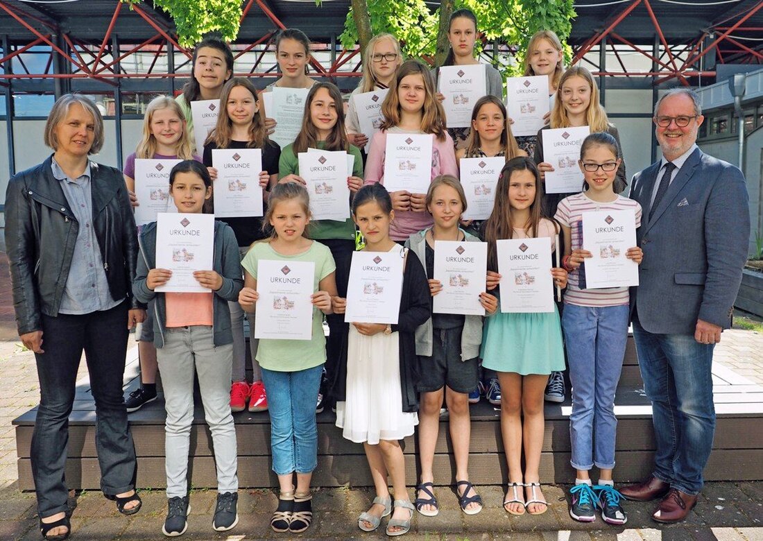 Weiden. Da mussten sich die Schülerinnen des Elly-Heuss-Gymnasiums ganz schön anstrengen. Aber am Ende hat sich die Arbeit auf jeden Fall gelohnt. Denn mit ihren Projekten konnten sie bei “Experimente [&hellip;]