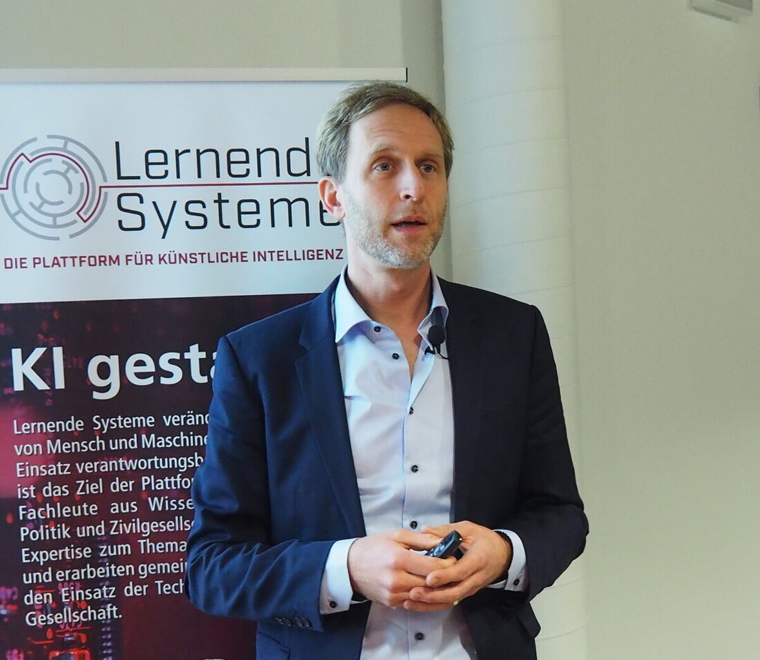 Weiden. Ein Expertenvortrag der vhs Weiden und Neustadt/WN beleuchtete Chancen und Risiken von KI in der Medizin. Prof. Björn Eskofier stellte klar: KI ersetzt den Arzt nicht; für Nutzen braucht es große, sichere Daten.