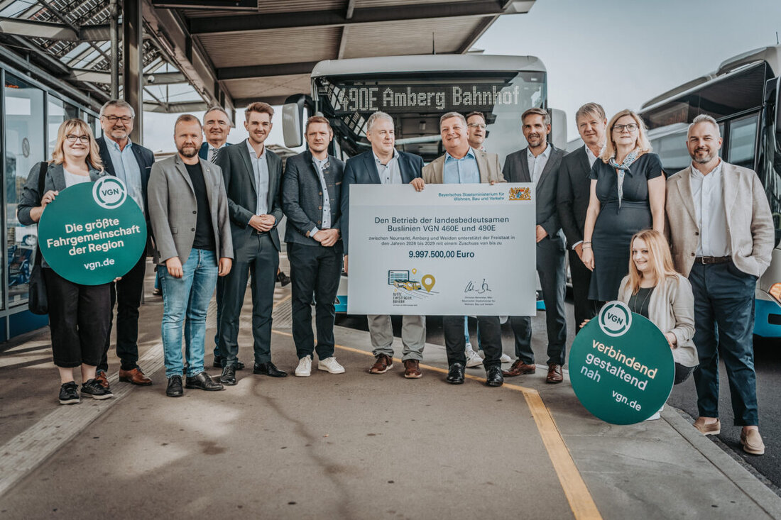 Amberg. Die neue Expressbuslinie 490 E verbindet im Stundentakt Amberg und Weiden, erschließt Hirschau und Schnaittenbach und bietet Anschlüsse an die Bahn. Der Freistaat gab Fördermittel für die Achse Neumarkt, Amberg und Weiden.