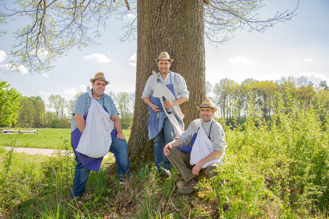 Troglau/Kastl. Drei Männer säen Getreide mit der Hand wie ihre Großväter, eine Tradition, die beim historischen Erntedankzug in Kastl am 14. September 2025 zelebriert wird. Dieses Ereignis verbindet die Vergangenheit mit der Gegenwart und zeigt die Bedeutung von Heimat und traditioneller Landarbeit.