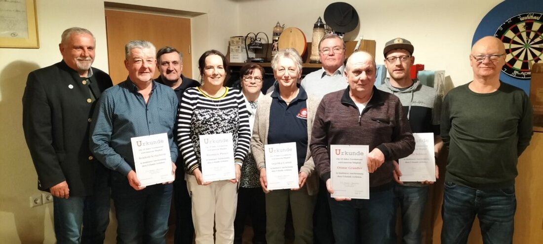 Weiherhammer. Der FC-Bayern-Fanclub ehrt langjährige Mitglieder und blickt auf ein aktives Jahr mit vielen Veranstaltungen und einem geselligen Miteinander zurück.