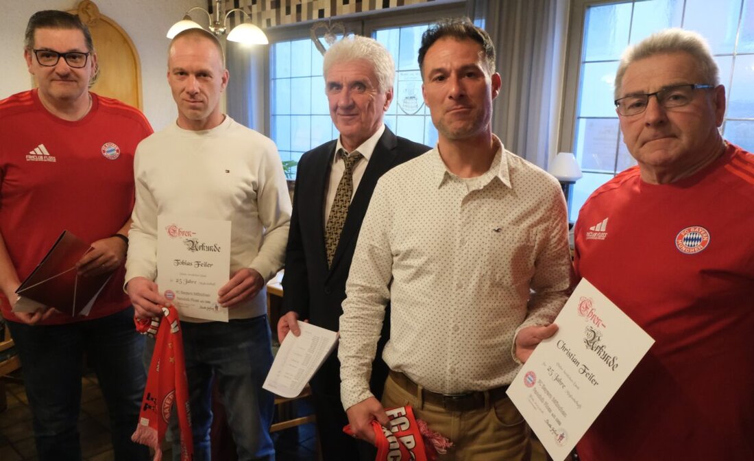 Floß. Der FC-Bayern-Fanclub ehrte Mitglieder für 25 Jahre Treue beim Ehrenabend im Gasthaus Weißes Rössl. Präsident Gerhard Stadler führt den Club seit Gründung und baut ein starkes Netzwerk bis Weiden.