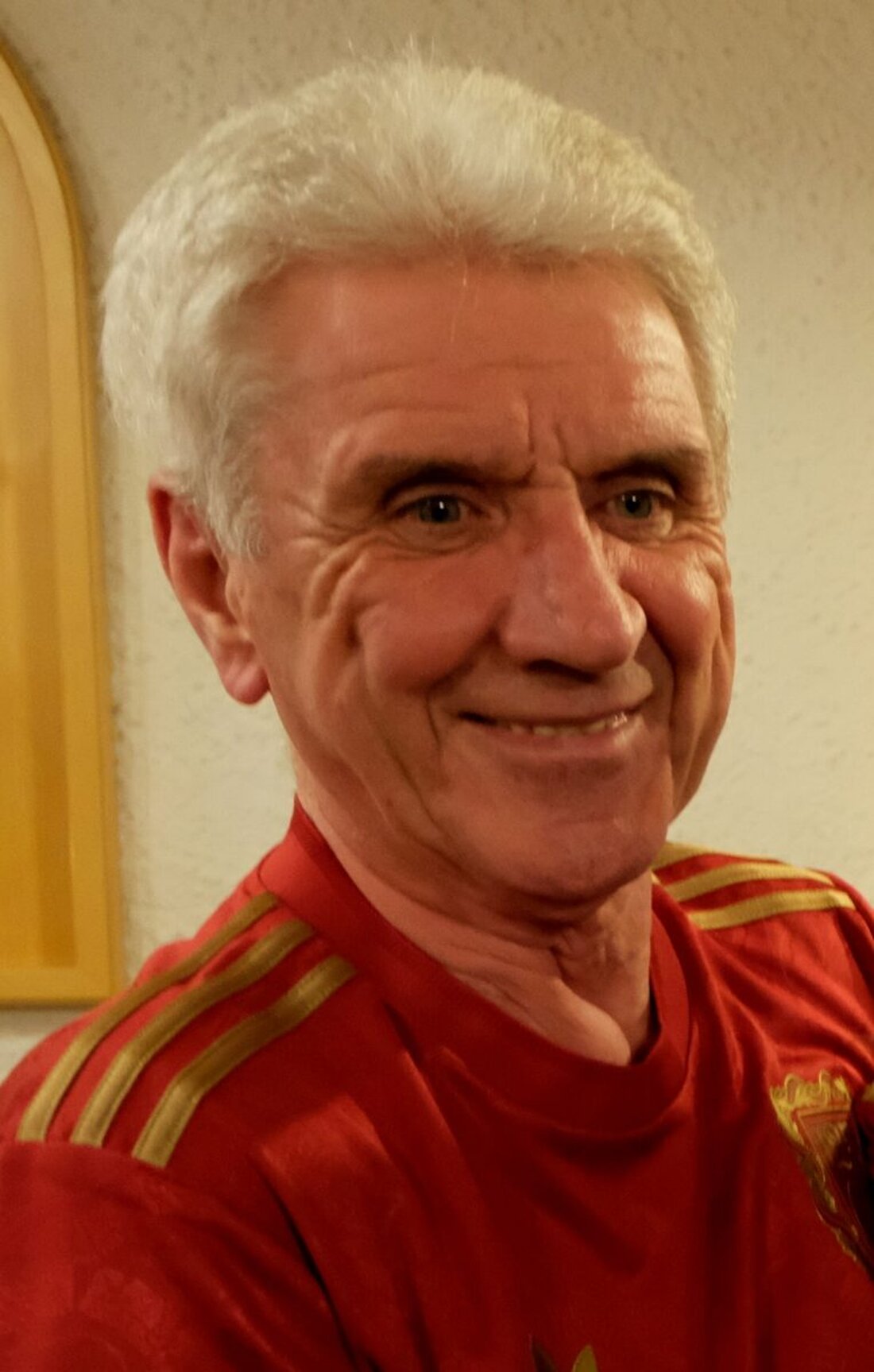 Floß. FC-Bayern-Fanclub-Vorsitzender Gerhard Stadler feiert seinen 70. Geburtstag und wurde im Oktober 2025 mit dem Ehrenzeichen des Ministerpräsidenten geehrt. Seit 38 Jahren führt er den Club und sammelte fast 100.000 Euro.