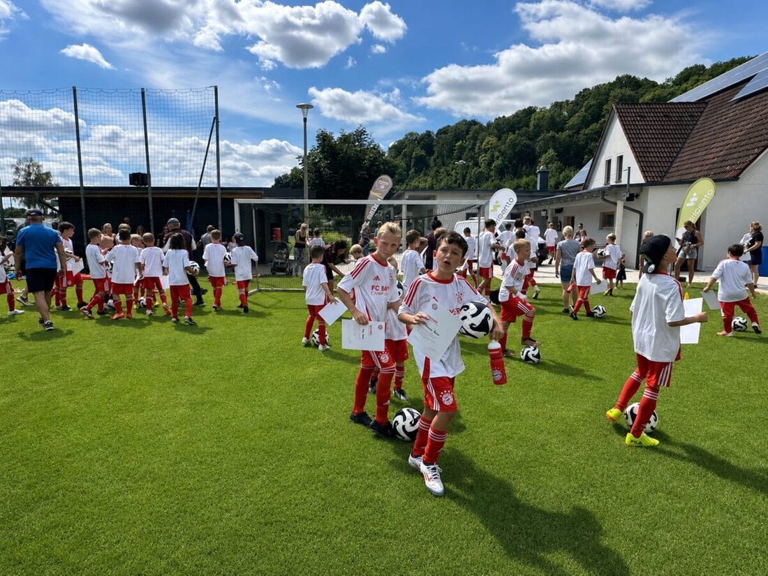 Rieden. Der FC Bayern München richtet vom 10. bis 14. August 2026 erneut seinen Trainingscampus in Rieden aus, Nachwuchskicker trainieren fünf Tage nach Profi-Standards. Anmeldung bis 27. Juli 2026, Preis 269 Euro.