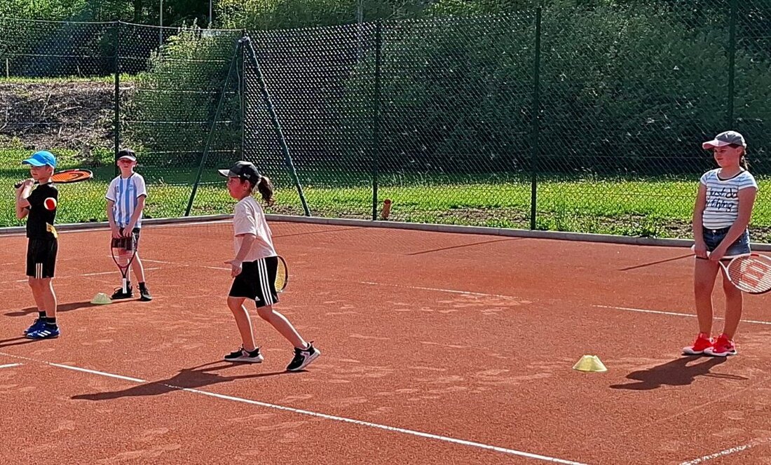 Luhe. Der FC Luhe-Markt hat seine beiden neuen Tennisplätze feierlich eröffnet, mit Kindertraining und positiver Resonanz von neuen Mitgliedern. Das Angebot richtet sich an alle Altersgruppen, wobei besonders bei Kindern großes Potenzial gesehen wird.