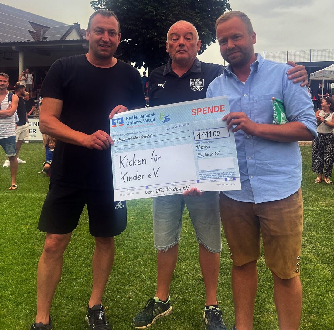Rieden. Anlässlich der dreitägigen Großveranstaltung „Sommerspektakel“ am Riedener Sportgelände konnten die Verantwortlichen des 1. FC Rieden um Vorstand Johann Fischer und Fußball-Abteilungsleiter Gerhard Schnabel einen Scheck über 1.111 Euro an den „Kicken für Kinder e.V.“ - Organisator Bernhard Heinisch übergeben.