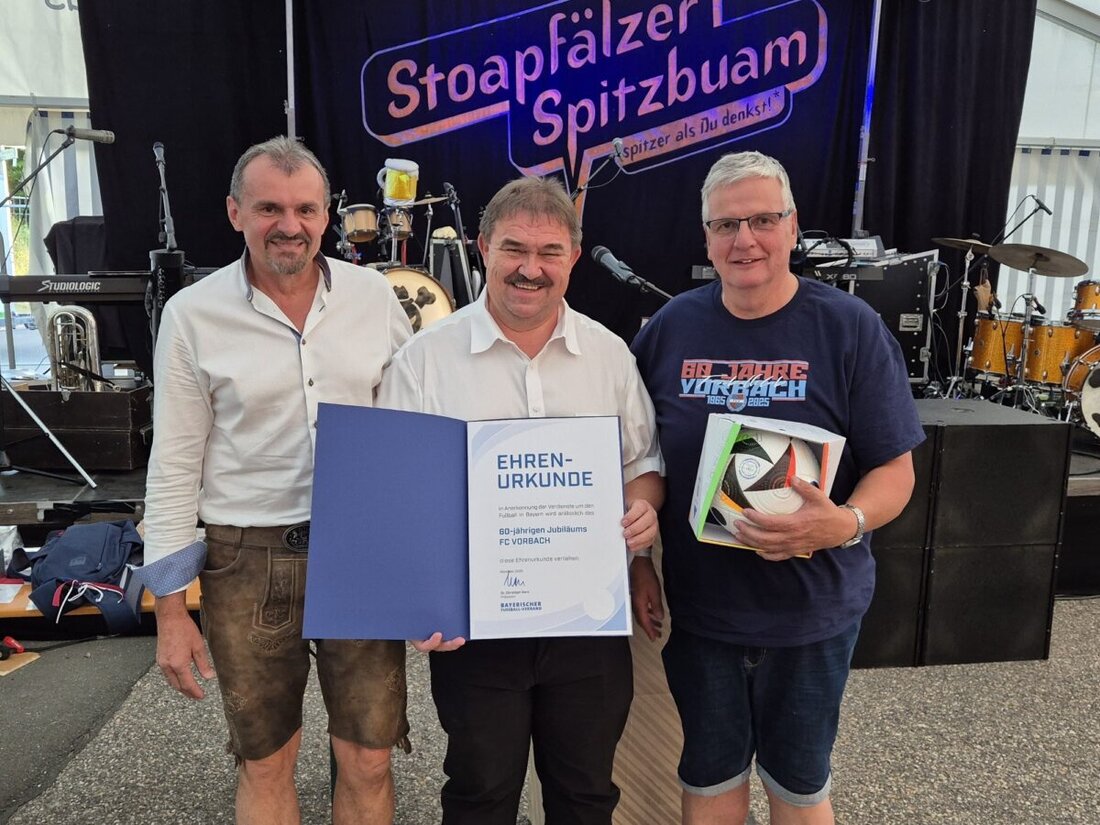 Vorbach. Der FC Vorbach feierte erfolgreich den Auftakt seines 60-jährigen Jubiläums mit sommerlichem Wetter und hervorragender Stimmung. Langjährige Mitglieder wurden geehrt und die Stoapfälzer Spitzbuam sorgten für eine ausgelassene Party-Nacht.
