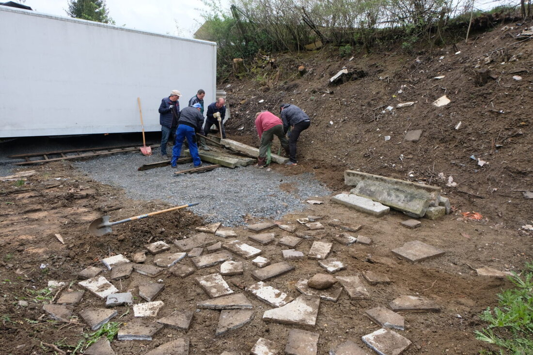 Floß. Der 1. FCN-Fanclub setzt sein Projekt zur Errichtung eines Freisitzes mit Unterstellhalle fort, unterstützt durch den Eigentümer des Geländes, den Markt Floß. Nach über 220 Arbeitsstunden ist der Fortschritt sichtbar, doch es bleibt viel zu tun.