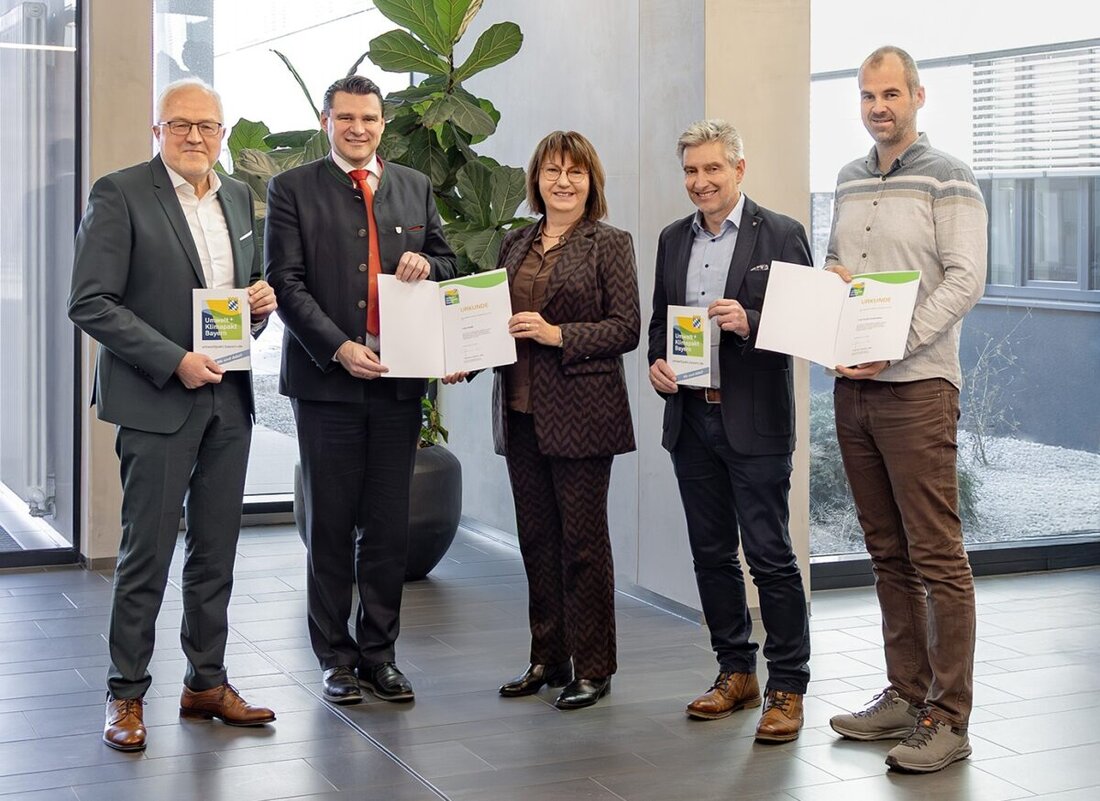 Neunburg. F.EE erhielt die Urkunde zum Umwelt- und Klimapakt Bayern durch Landrat Thomas Ebeling für ihr Engagement in Nachhaltigkeit und Umweltschutz. Das Unternehmen setzt unter anderem auf Ökostrom und effizientes Fuhrparkmanagement.