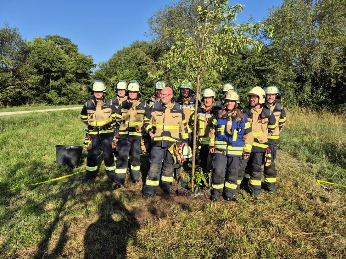 Burglengenfeld. Die Freiwillige Feuerwehr pflanzte einen Baum als Teil der "Baumpflanz-Challenge" und setzte damit ein Zeichen für Kameradschaft und Umweltschutz. 