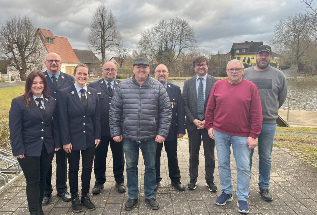 Filchendorf. Bei der Jahreshauptversammlung der FF Filchendorf wurde ein ereignisreiches Jahr 2024 mit Fahrzeugsegnung und vielen Veranstaltungen reflektiert. Es gab Ehrungen für langjährige Vereinstreue, darunter Georg Dollhopf für 70 Jahre.