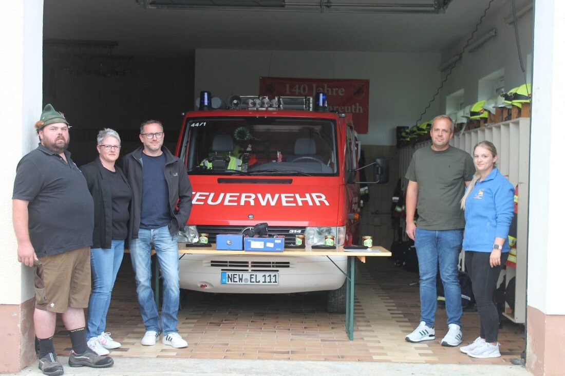 Sassenreuth. Feuerwehrmitglied Michael "Dundee" Preuschl sammelte 1.800 Euro für eine moderne Wärmebildkamera für die Freiwillige Feuerwehr Sassenreuth. Die Spende ermöglicht einen wichtigen Fortschritt im Einsatzalltag der Wehr.