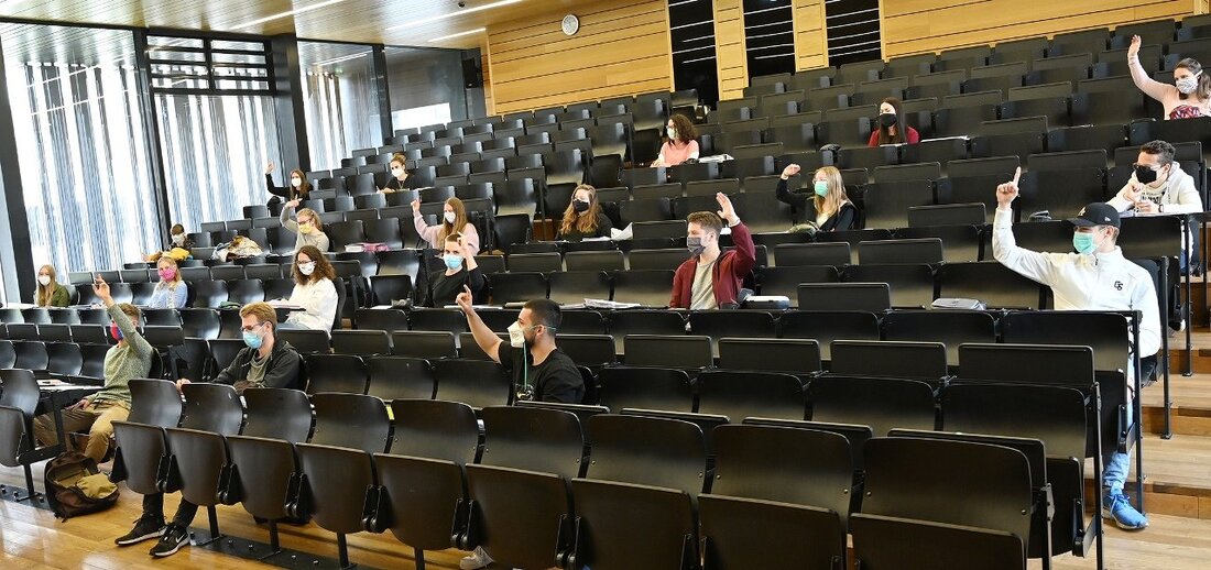 Weiden. Das Abizeugnis noch nicht in der Hand und dennoch schon im Hörsaal – seit letztem Montag Realität für acht Abschlussklassen der FOSBOS Weiden. Der Grund hierfür ist, wie so [&hellip;]