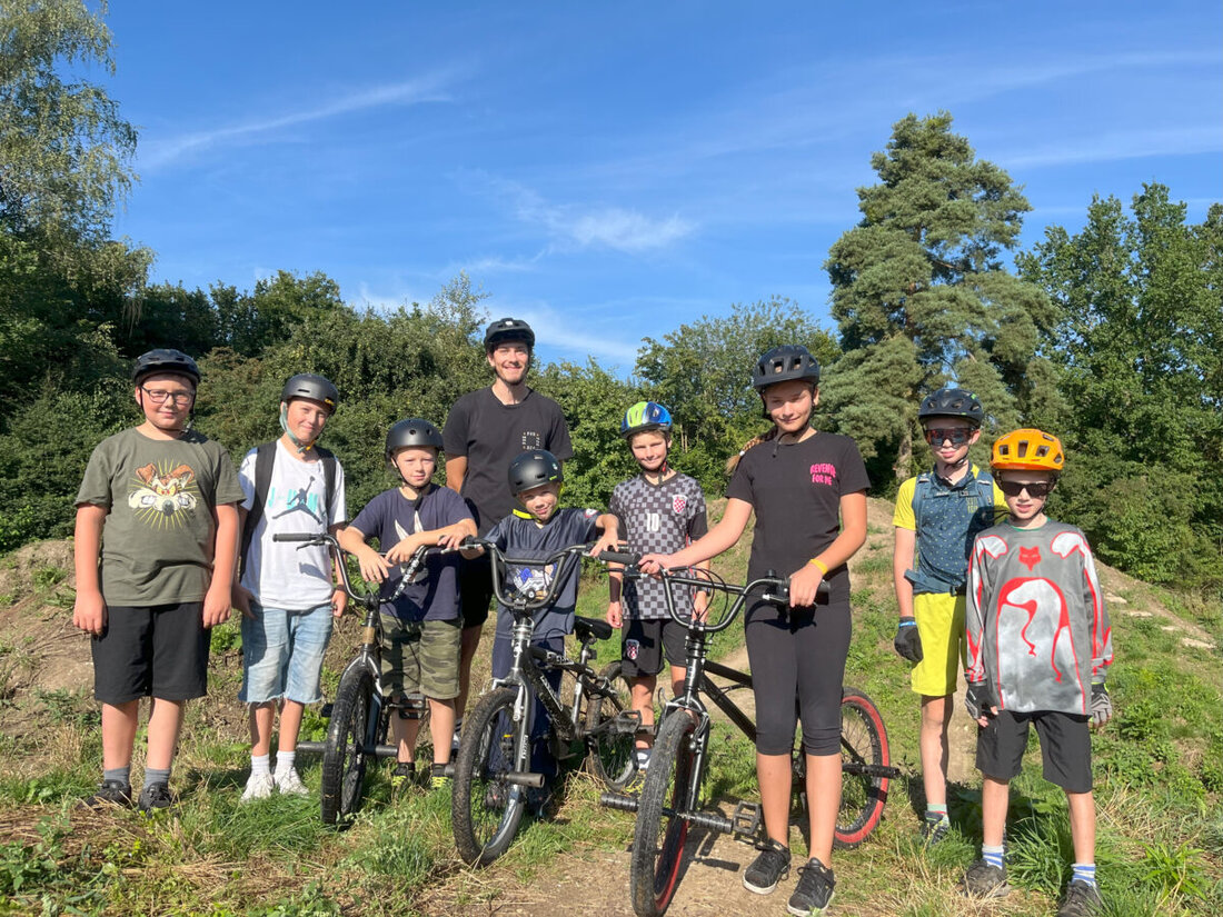 Maxhütte-Haidhof. Anlässlich ihres 20-jährigen Jubiläums bot die Stadt Maxhütte-Haidhof ein umfangreiches Ferienprogramm mit Ausflügen und Workshops an. Höhepunkte waren Besuche im Europa-Park und im Rulantica Wasserpark.