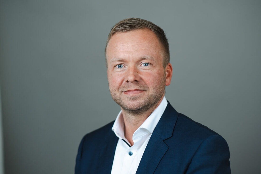 Die FREIE WÄHLER-Fraktion, vertreten durch MdL Bernhard Heinisch, fordert eine Reform des Schulbegleitermodells hin zu Gruppenbegleitungen, um Inklusion zu stärken und Kosten zu senken. Heinisch betont, dass das sogenannte Pooling pädagogisch sinnvoll sei und die Stigmatisierung der Kinder verringere.