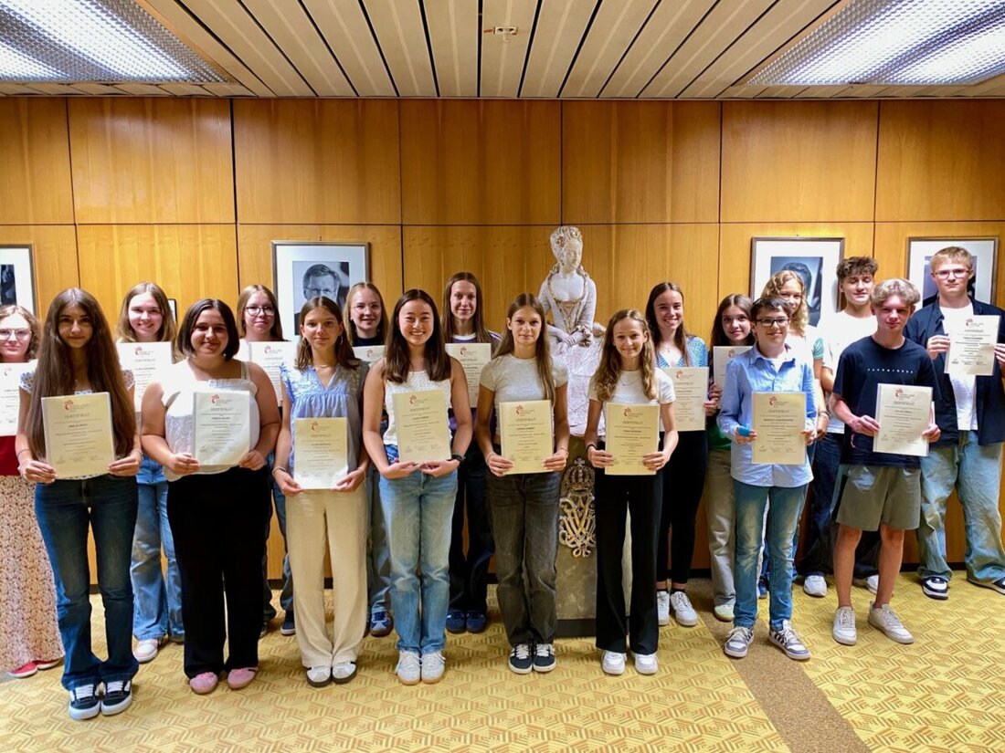 Eschenbach. Das Freiwillige Soziale Schuljahr am Gymnasium Eschenbach fördert soziales Engagement und soziale Kompetenzen der Jugendlichen. Teilnehmende arbeiten in sozialen Einrichtungen mit und wurden von den Stadtoberhäuptern in Bayreuth ausgezeichnet.
