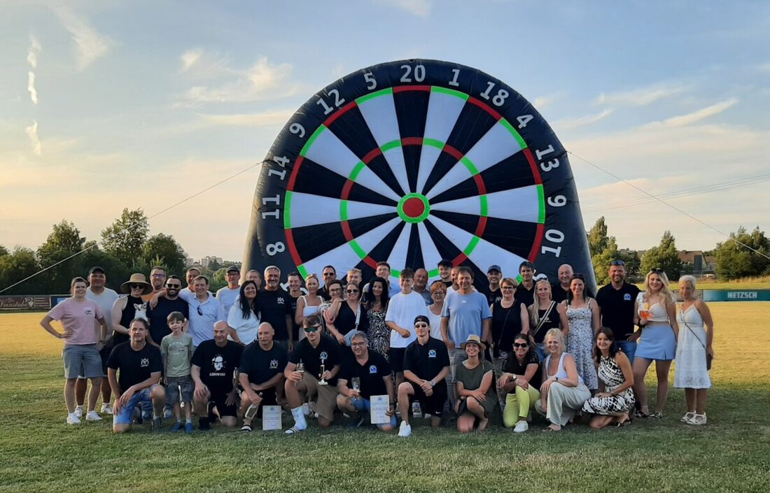 Tirschenreuth. Am 5. Juli 2025 feierte der Fußballstammtisch "FST" Tirschenreuth sein 10. Sommerfest mit Vikingerschach und Fußballdart. Den Sieg trugen M. Zimmert, T. Wittke und D. Engl davon, gefeiert wurde mit DJ OF bis spät in die Nacht.