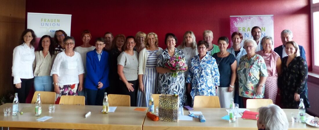 Neudorf/Neustadt/WN. Annett Kamm wurde zur neuen Kreisvorsitzenden der Frauenunion gewählt, Nachfolgerin von Susanne Reithmeier. Die Versammlung zeichnete sich durch Emotionen und die Betonung weiblicher Beteiligung in der Politik aus.