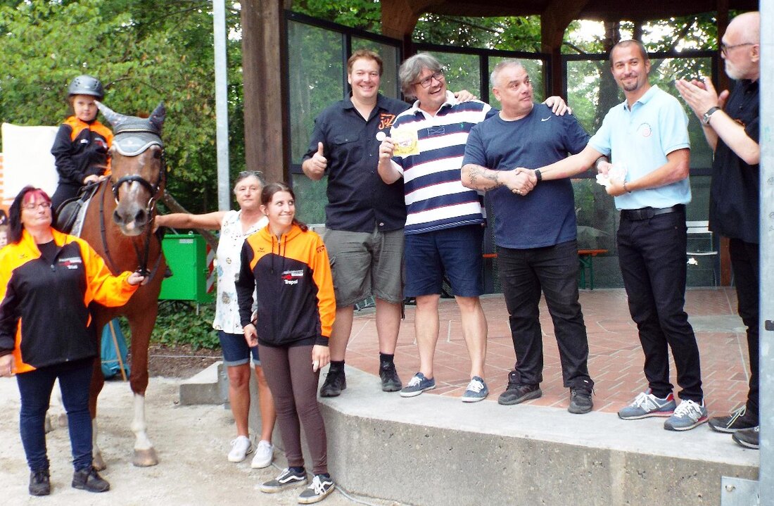 Weiden. „The FUNtastic 8“, bekannte Discjockeys aus der Region, standen am Vorabend des Weidener Bürgerfestes kostenlos gemeinsam auf der Bühne am Roten Platz und sammelten dabei Spenden ein. Diese wurden [&hellip;]